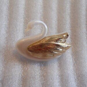 Avon - The Graceful Swan Pin  330